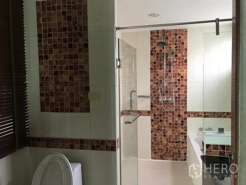 อพาร์ทเมนท์ ให้เช่าในWatthana, Bangkok - ห้องน้ำสมัยใหม่พร้อมฝักบัวกระจกกั้นลายโมเสกและอ่างล้างหน้าขนาดกะทัดรัด