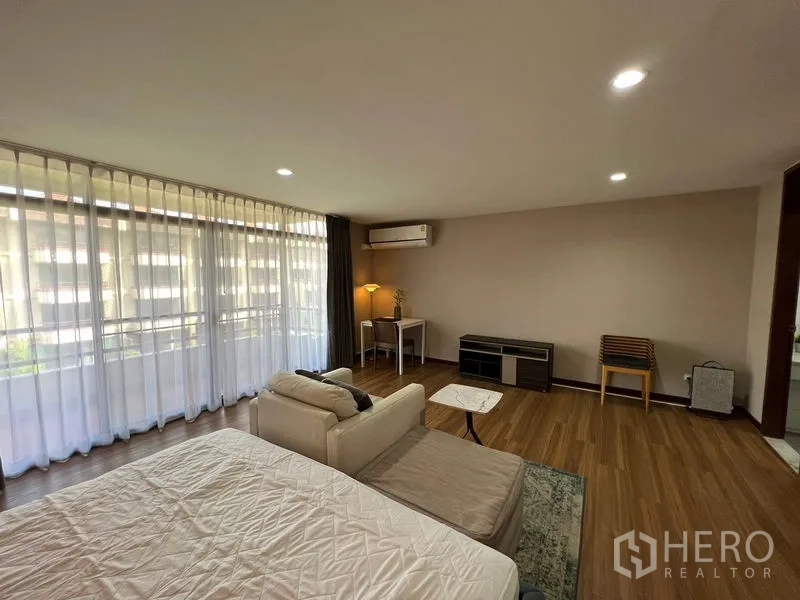 ทาวน์เฮาส์ ให้เช่าหรือขายในSuan Luang, Bangkok - ห้องนอนโปร่งผนังหน้าต่างยาว มุมพักผ่อน โต๊ะทำงาน และพื้นไม้