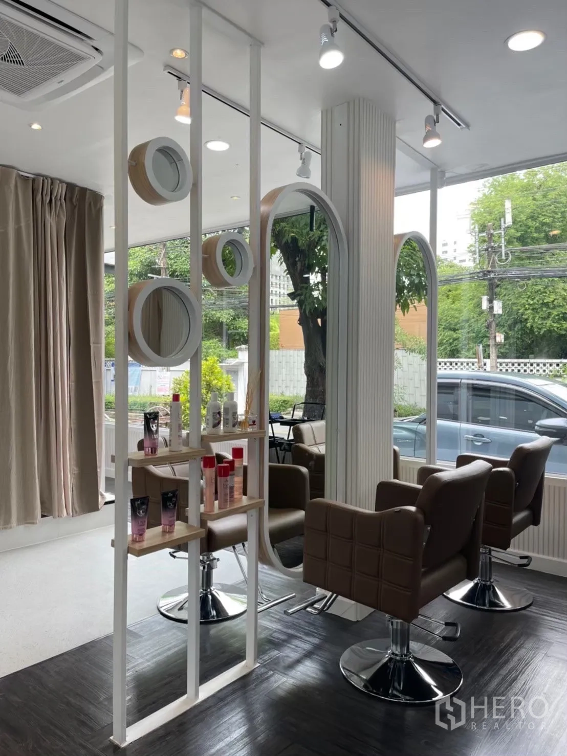 零售空间 出租在Khlong Toei, Bangkok - 明亮的沙龙式室内，拱形镜面、产品展示架与大面积落地窗