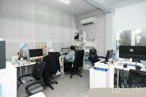 สำนักงาน ให้เช่าในPhaya Thai, Bangkok - ออฟฟิศแปลนเปิด มีหลายเวิร์กสเตชัน จอมอนิเตอร์ เครื่องปรับอากาศ และมู่ลี่หน้าต่าง