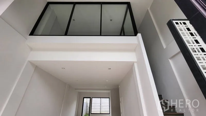 สำนักงานที่บ้าน ให้เช่า - ช่องกระจกชั้นลอย มองลงสู่โถงเพดานสูง