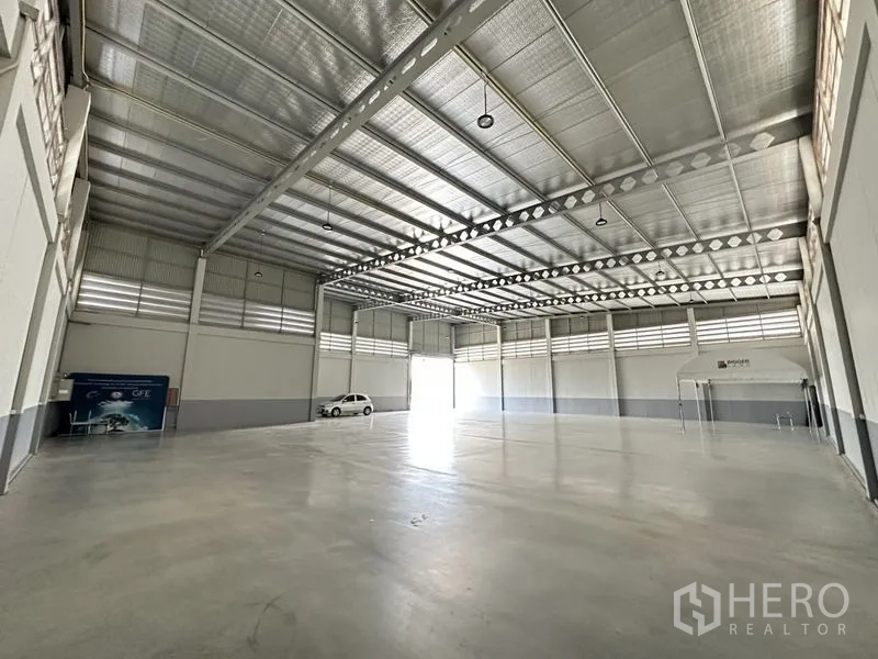 โรงงาน ให้เช่าหรือขายในLam Luk Ka, Pathum Thani - ฮอลล์คลังสินค้าสว่างกว้าง ช่องลมรอบด้านและพื้นคอนกรีต