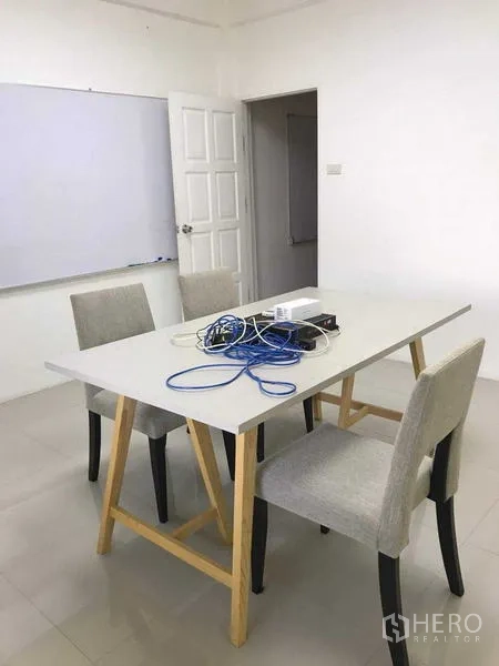 สำนักงาน ให้เช่าในHuai Khwang, Bangkok - ห้องประชุมย่อย โต๊ะสีขาว เก้าอี้ 3 ตัว และไวท์บอร์ดติดผนัง.