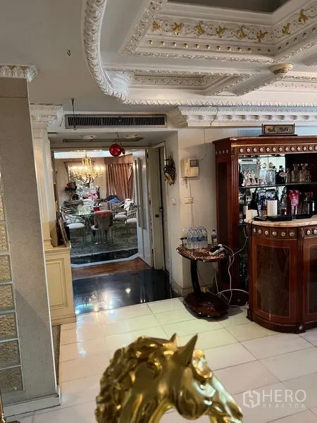 คอนโด ขายในKhlong Toei, Bangkok - โถงทางเชื่อมระหว่างพื้นที่นั่งเล่นกับห้องอาหาร มีบาร์ไม้และลายปูนปั้นที่เพดาน