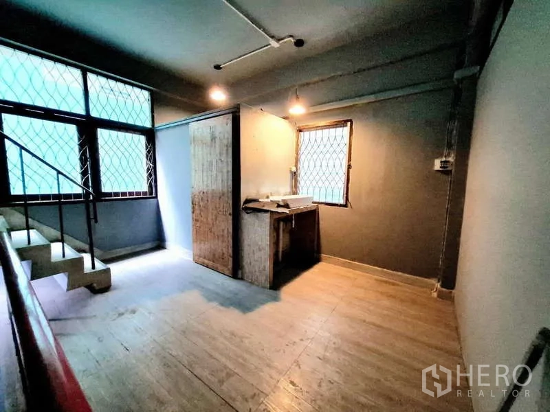 店屋 出租在Bang Rak, Bangkok - 楼梯平台，带栅栏窗、洗手台与储物空间。