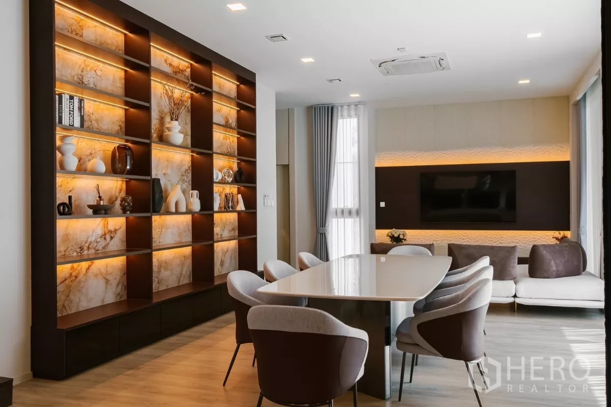 บ้าน ให้เช่าหรือขายในSaphan Sung, Bangkok - ห้องกินข้าวหรูหรา ชั้นโชว์ลายหินอ่อนมีไฟ และผนังทีวี