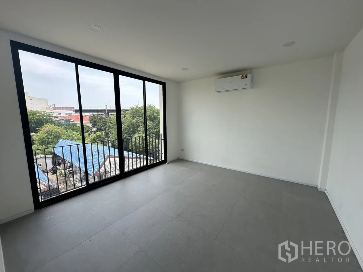 带办公室的家 出租或出售在Bang Na, Bangkok - 转角房，落地推拉窗眺望社区景观