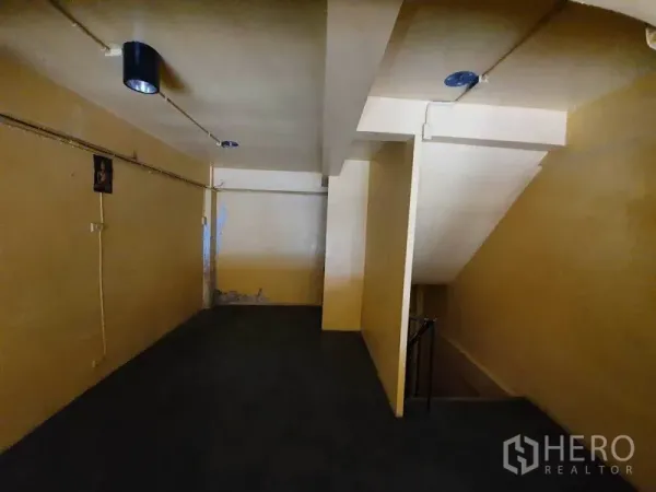 店屋 出租在Watthana, Bangkok - 楼上走廊与楼梯，店屋内部的天花灯具。