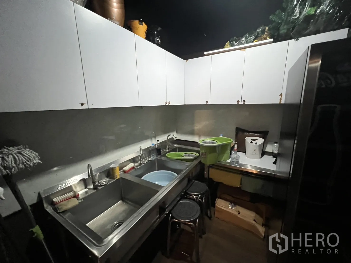 零售空间 出租在Watthana, Bangkok - 杂物间，双水槽、吊柜与清洁工具