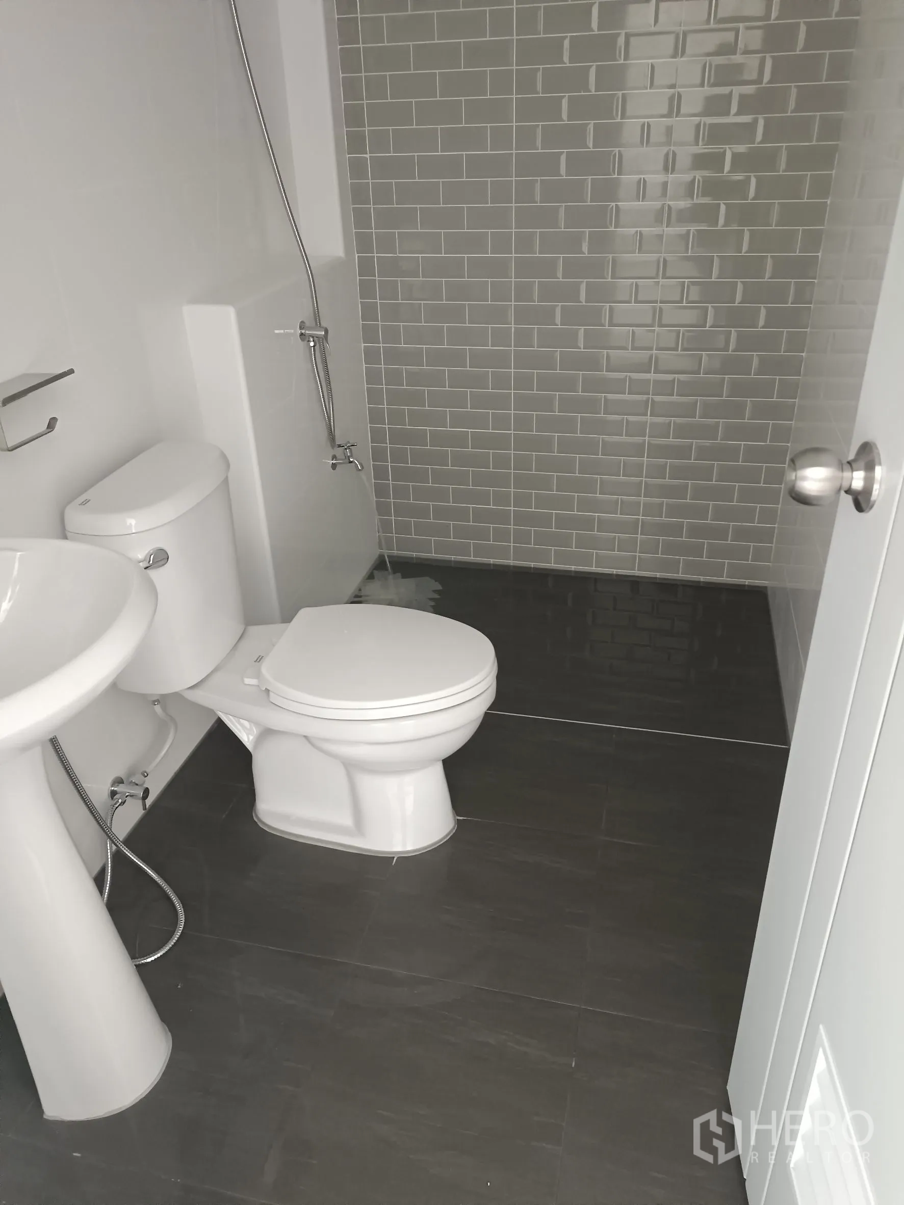 คลังสินค้า ให้เช่าหรือขายในBang Yai, Nonthaburi - ห้องน้ำสไตล์โมเดิร์น กระเบื้องผนังสีเทา สุขภัณฑ์ครบ