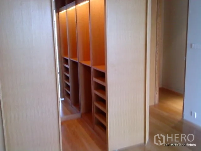 Condominium for rent or sale in Sathon, Bangkok - Spacious dressing area with illuminated wooden shelving and a full-length mirror.
