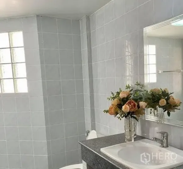 สำนักงานที่บ้าน ให้เช่าในKhlong Toei, Bangkok - ห้องน้ำปูกระเบื้อง มีอ่างล้างหน้า กระจก และหน้าต่างแสงธรรมชาติ