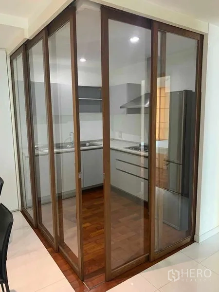 公寓 出租或出售在Khlong Toei, Bangkok - 折叠玻璃门围合的灰色现代厨房，配电器。