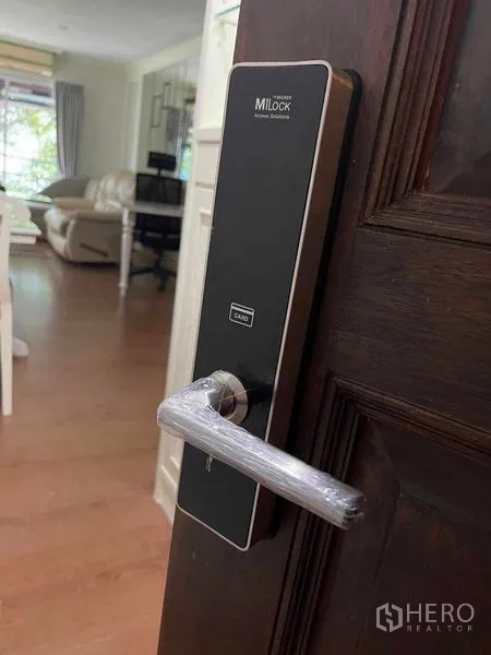 คอนโด ให้เช่า - กลอนประตูดิจิทัลที่ทางเข้าคอนโด