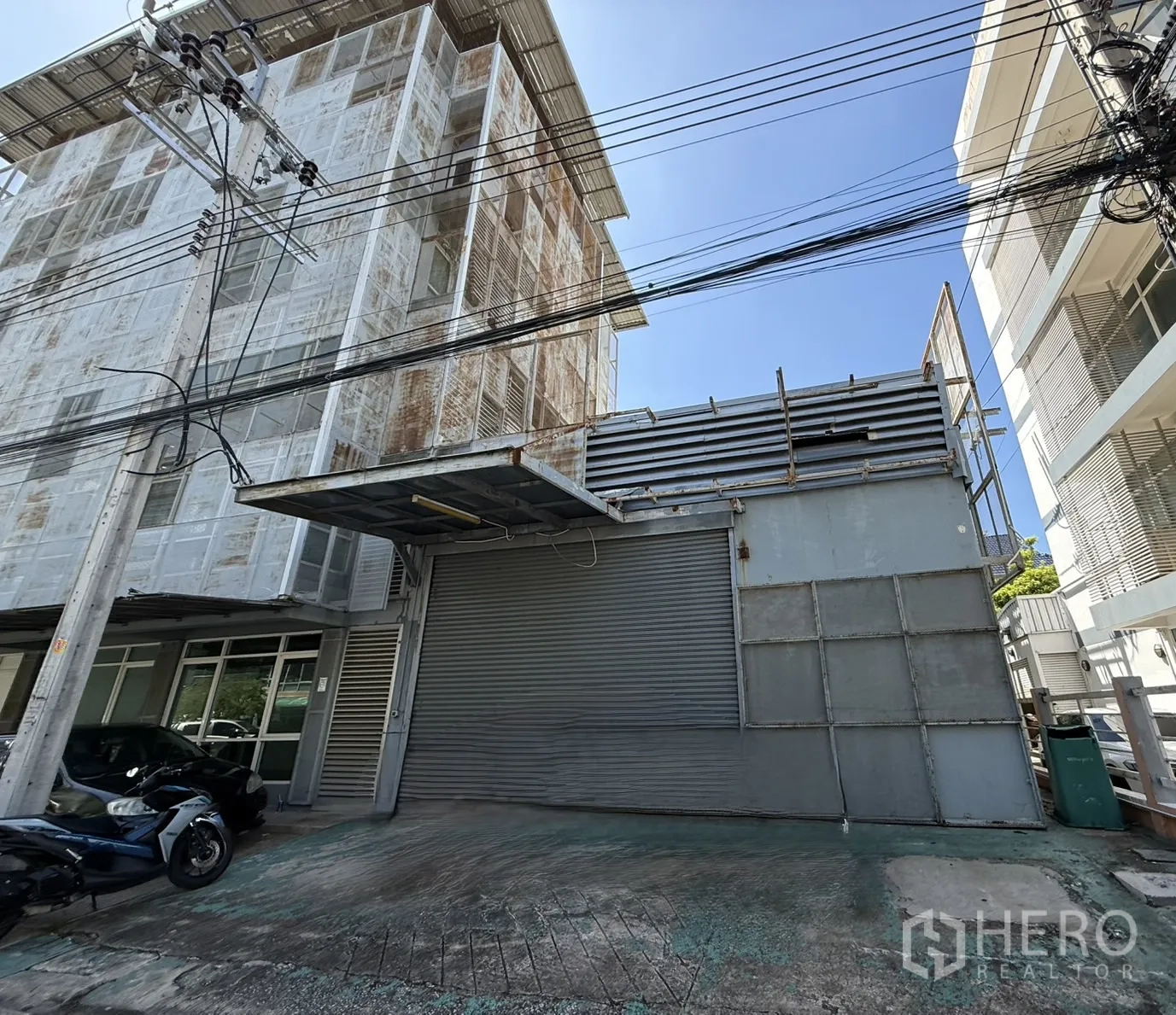 Office Space for rent in Bueng Kum, Bangkok - Side view showing an attached warehouse with roller shutter door and loading canopy beside the office block.