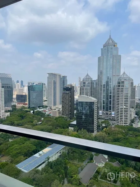 คอนโด ให้เช่าในPathum Wan, Bangkok - วิวระเบียงตึกสูงเหนือสกายไลน์กรุงเทพฯ และพื้นที่สีเขียวของสวน