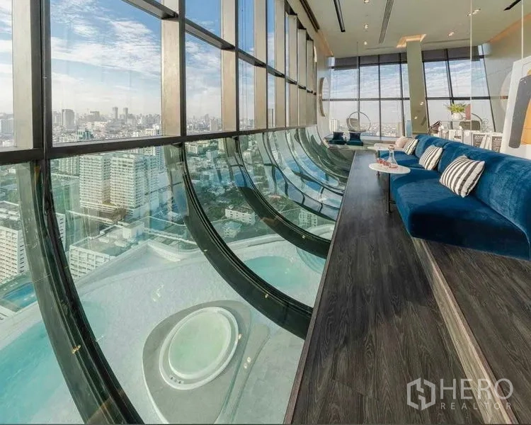 คอนโด ให้เช่าหรือขายในWatthana, Bangkok - มุมที่นั่งสกายเลานจ์ ผนังกระจกโค้ง มองเห็นสระและวิวเมือง