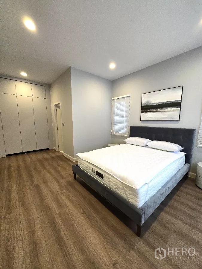 Detached House for rent in Bang Phli, Samut Prakan - Second bedroom with double bed, wardrobes and warm recessed lights.