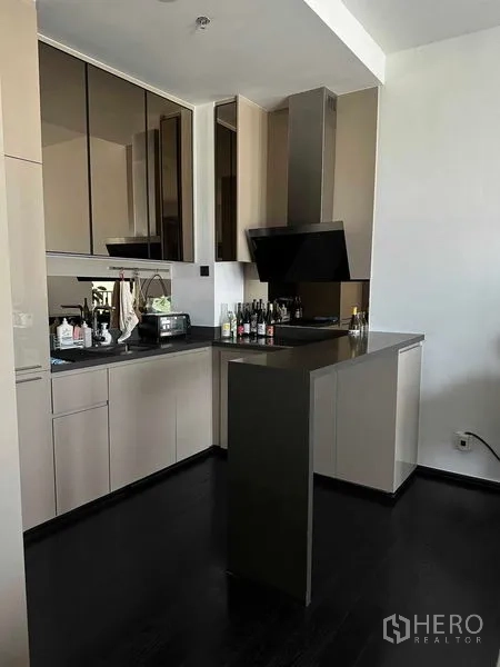 公寓 出租在Khlong Toei, Bangkok - 现代L形厨房，亮面橱柜、半岛台面和抽油烟机