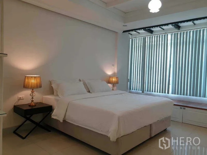 零售空间 出租在Huai Khwang, Bangkok - 宽敞客房，特大床、床头灯与落地百叶窗。