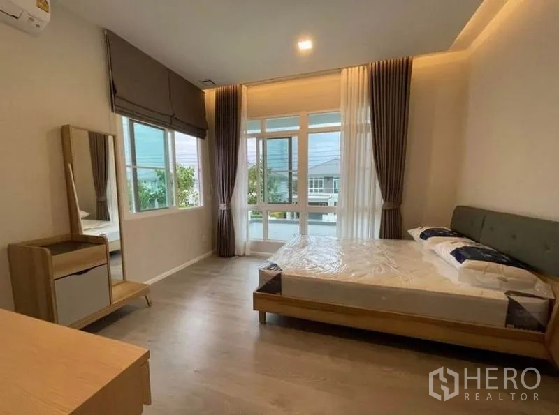 บ้าน ให้เช่าในPrawet, Bangkok - ห้องนอนรองรับแสงธรรมชาติด้วยหน้าต่างมุมขนาดใหญ่และเฟอร์นิเจอร์ร่วมสมัย