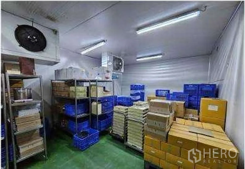 สำนักงาน ให้เช่าหรือขายในWatthana, Bangkok - ห้องเก็บความเย็นแบบฉนวนพร้อมชั้นวาง กล่องสินค้า และคอยล์ทำความเย็นเพดาน