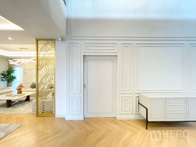 Detached House for rent in Bang Phli, Samut Prakan - Elegant wall panelling with console and golden screen opening to the living area.