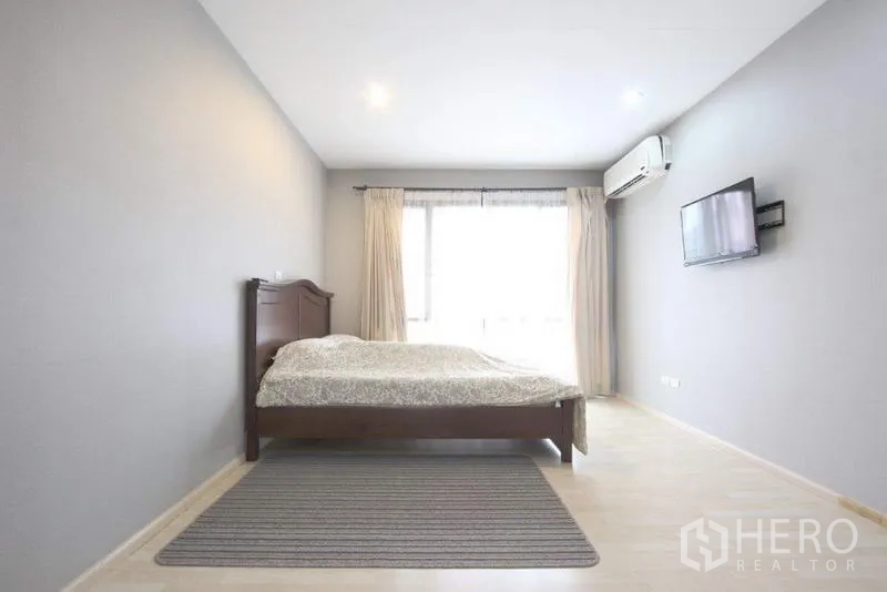 ทาวน์เฮาส์ ขายในSuan Luang, Bangkok - ห้องนอนรอง มีทีวีติดผนัง เครื่องปรับอากาศ และหน้าต่างบานกว้าง