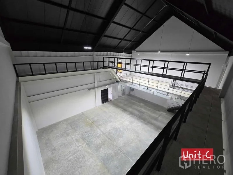 带办公室的家 出租在Chatuchak, Bangkok - 从上层俯瞰大型挑高多功能大厅，混凝土地面。