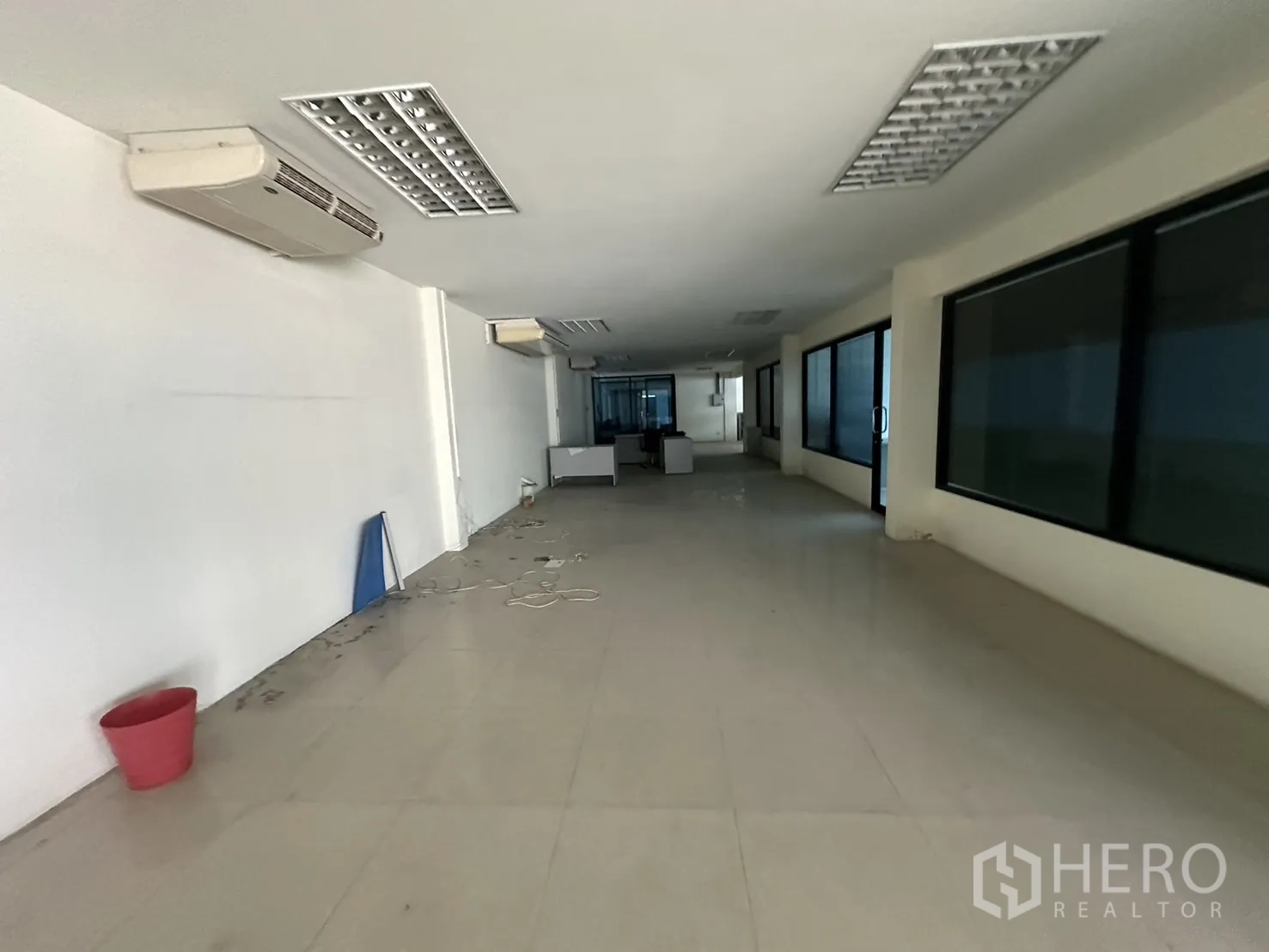 工厂 出租或出售在Prawet, Bangkok - 长条形空调办公区，瓷砖地面与大窗户。