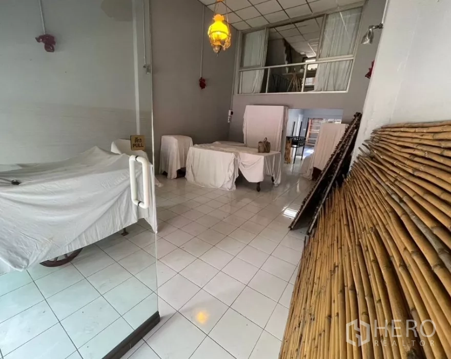 อาคารพาณิชย์ ให้เช่าในWatthana, Bangkok - โถงหน้าร้านพร้อมประตูกระจกพื้นกระเบื้องและแผงไม้ไผ่ตลอดแนวผนัง