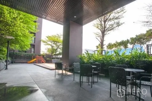 คอนโด ให้เช่าหรือขายในWatthana, Bangkok - พื้นที่นั่งเล่นกลางแจ้งใต้อาคาร มีสวนและสนามเด็กเล่น