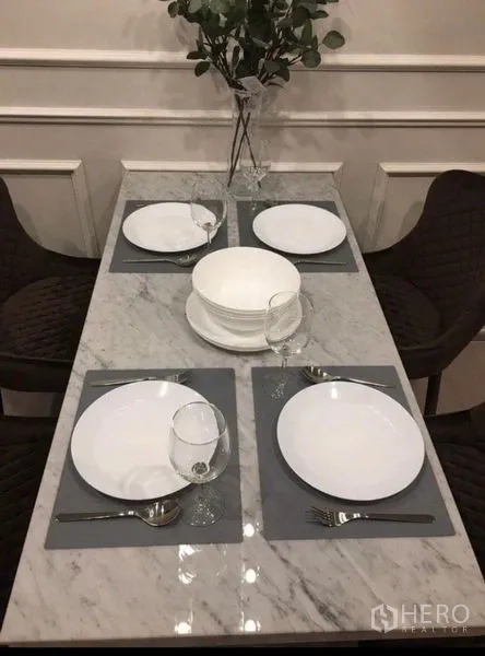 คอนโด ให้เช่าในRatchathewi, Bangkok - การจัดโต๊ะอาหารสำหรับสี่ที่บนโต๊ะหินอ่อนพร้อมแก้วน้ำ