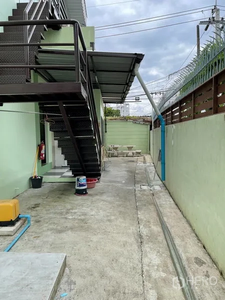 货栈 出租在Khan Na Yao, Bangkok - 外部金属楼梯与侧向服务通道，靠近安全围墙。