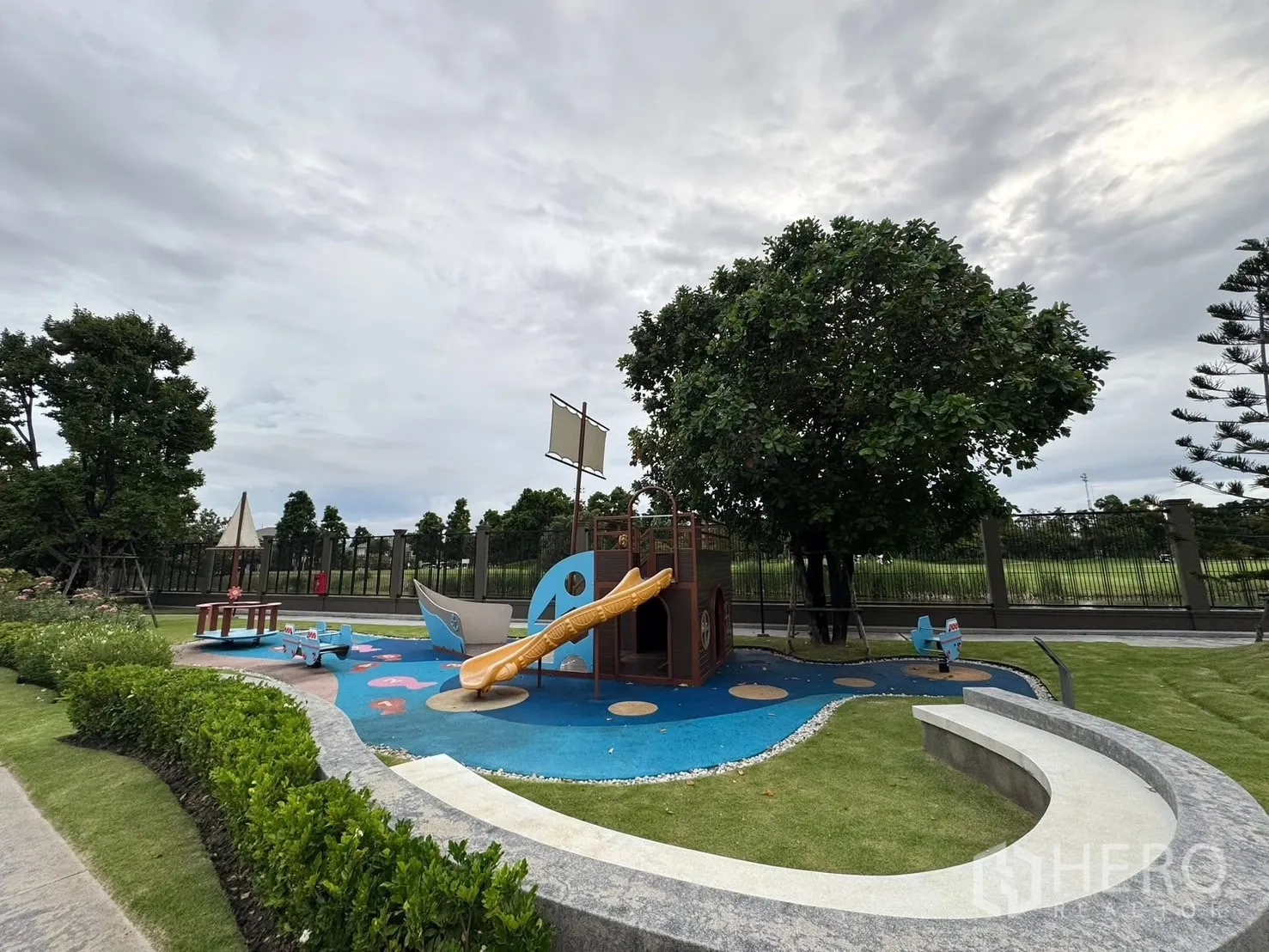 独立式住宅 出售在Mueang Pathum Thani, Pathum Thani - 社区游乐场，邻近高尔夫球场，设滑梯与座椅。