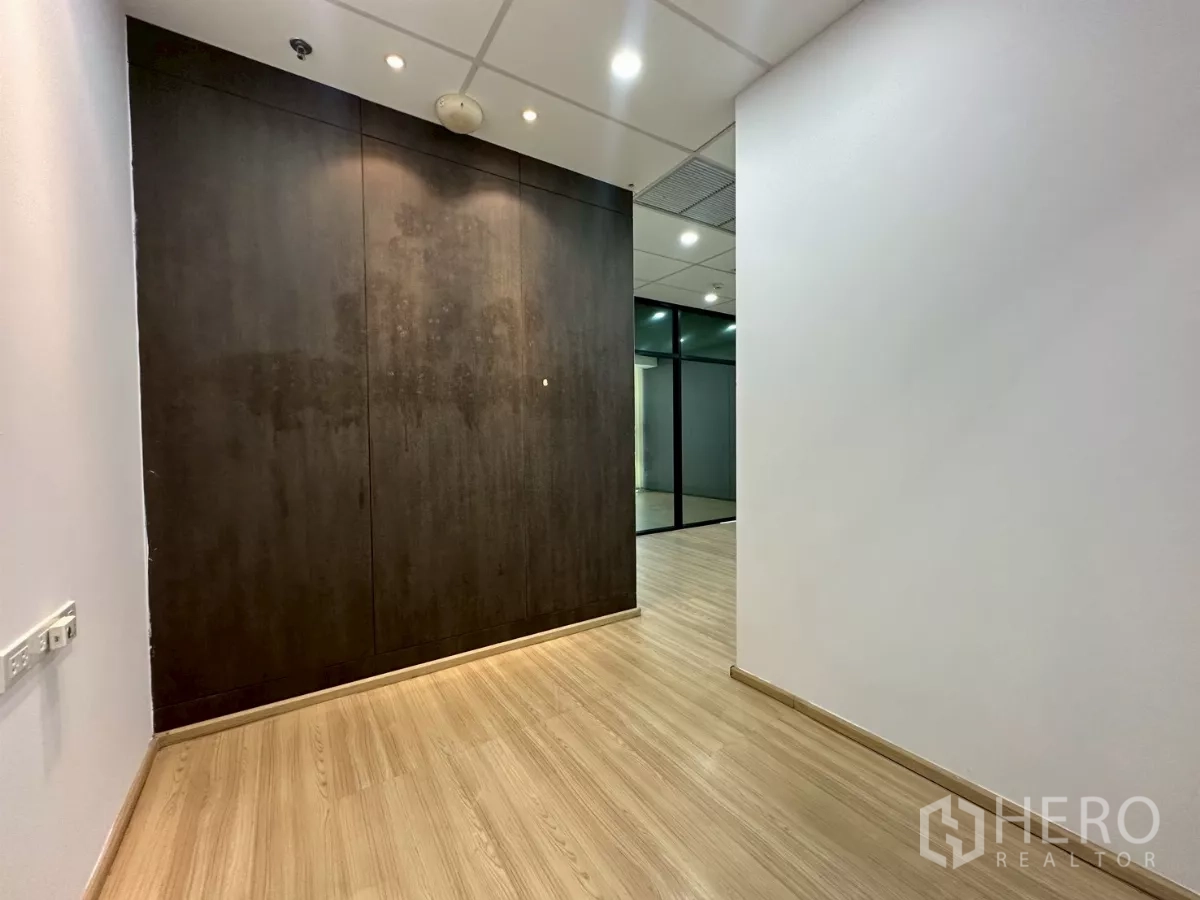 สำนักงาน ให้เช่าในWatthana, Bangkok - โถงทางเข้า ผนังลายไม้เข้ม พื้นลามิเนต และไฟดาวน์ไลท์