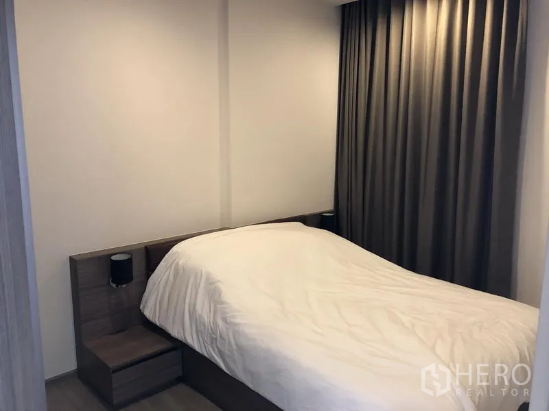 คอนโด ให้เช่าในWatthana, Bangkok - ห้องนอนที่สองพร้อมเตียง โต๊ะข้างเตียง และผ้าม่านเต็มความสูง