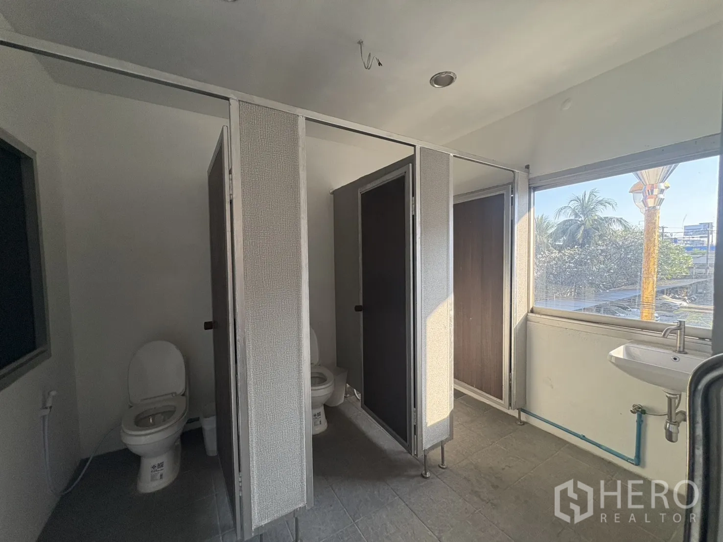 คลังสินค้า ให้เช่าในBang Phli, Samut Prakan - ห้องน้ำชั้นบนมีคูหาและหน้าต่างรับแสง