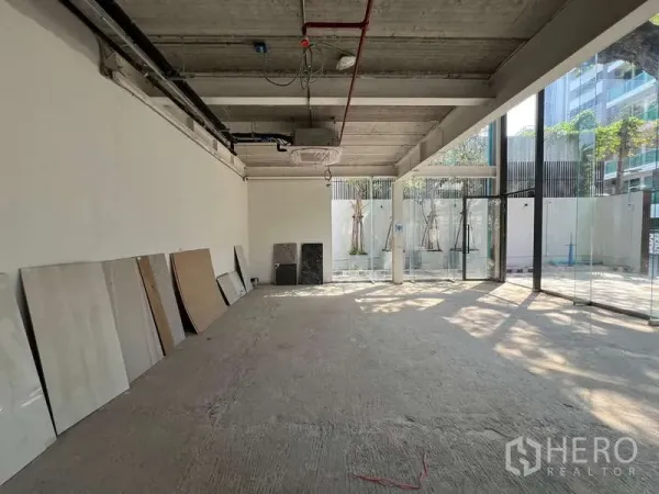 พื้นที่ขายปลีก ให้เช่าในWatthana, Bangkok - พื้นที่ค้าปลีกโล่ง หน้าต่างสูง แสงธรรมชาติ เหมาะจัดแสดงสินค้า