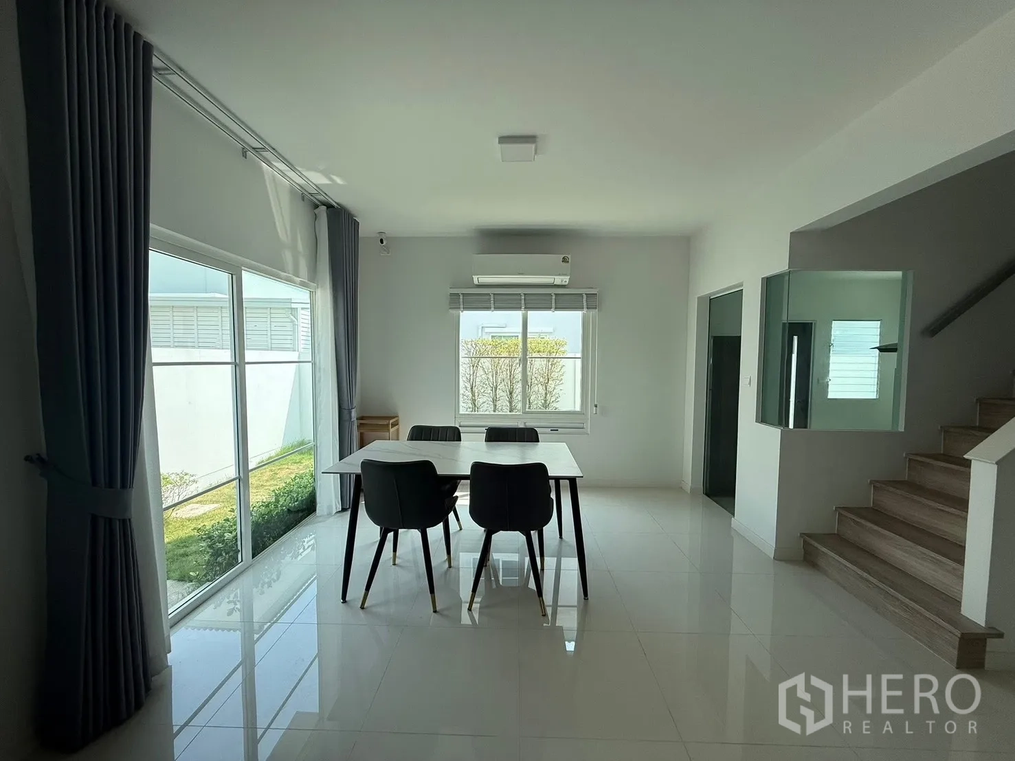 独栋房屋 for rent in Bang Phli, Samut Prakan - 餐区临大窗，可观花园景，并通往楼梯。