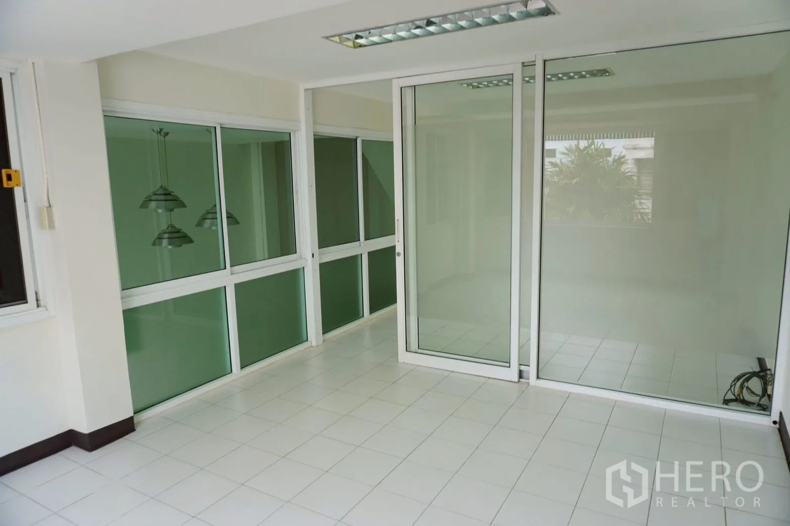 带办公室的家 for rent in Watthana, Bangkok - 白色地砖工作区，绿色磨砂玻璃隔断与推拉门。