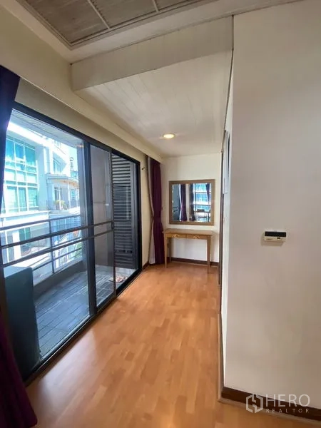 คอนโด ให้เช่าในPathum Wan, Bangkok - โถง/มุมแต่งตัวเชื่อมระเบียงด้วยประตูกระจก มีโต๊ะเครื่องแป้งริมหน้าต่าง