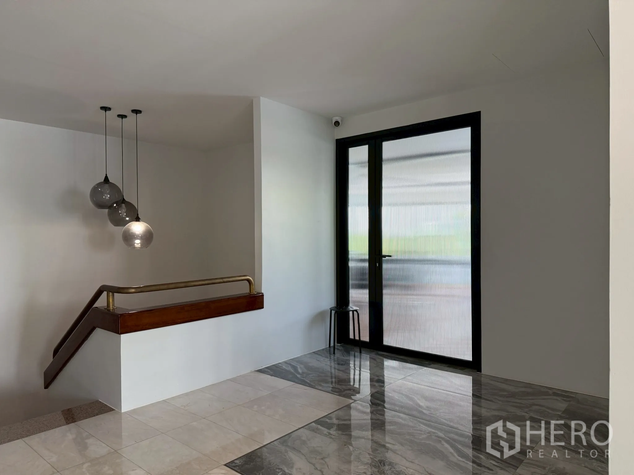 โฮมออฟฟิศ for rent in Watthana, Bangkok - โถงบันไดมีโคมแขวนและประตูกระจก