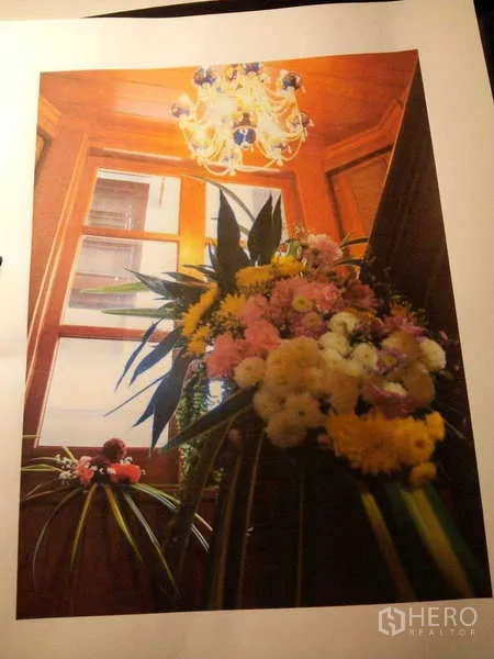 ทาวน์เฮาส์ ให้เช่าในKhlong Toei, Bangkok - หน้าต่างโถงบันไดพร้อมโคมระย้าและช่อดอกไม้