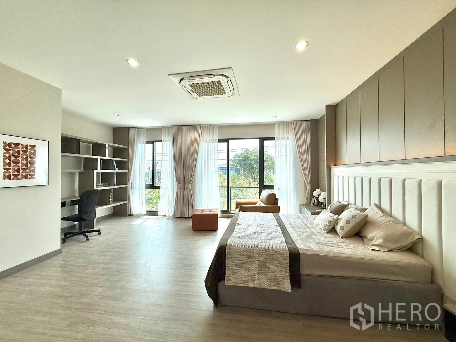 บ้านแฝด for rent in Bang Phli, Samut Prakan - ห้องนอนขนาดใหญ่พิเศษพร้อมชั้นวาง โต๊ะทำงาน หน้าต่างกว้าง และเครื่องปรับอากาศแขวนฝ้า