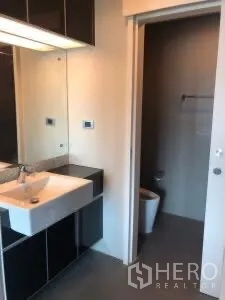 คอนโด ให้เช่าหรือขายในKhlong Toei, Bangkok - ห้องน้ำมีอ่างล้างหน้า กระจกบานใหญ่ และประตูสไลด์เข้าส่วนสุขา