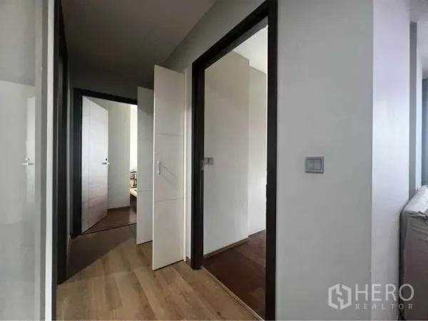 公寓 出售在Watthana, Bangkok - 公寓走廊，通向多间卧室的现代门厅。