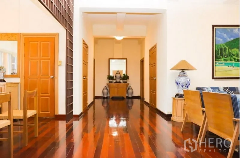 อพาร์ทเมนท์ ให้เช่าในPathum Wan, Bangkok - ทางเดินกว้าง เพดานสูง พื้นไม้ขัดเงา และประตูไม้หลายบาน