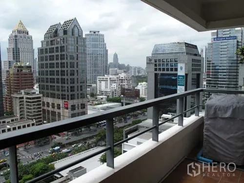 คอนโด ให้เช่าในSathon, Bangkok - ระเบียงพร้อมราวกันตก มองเห็นสกายไลน์ย่านธุรกิจสาทร.