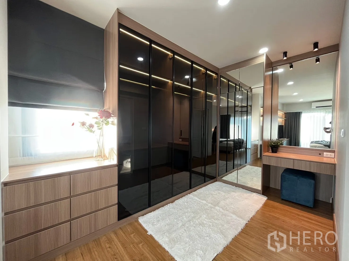 Detached House for rent in Bang Phli, Samut Prakan - Walk-in closet with mirrored wardrobes, drawers and a dressing table.